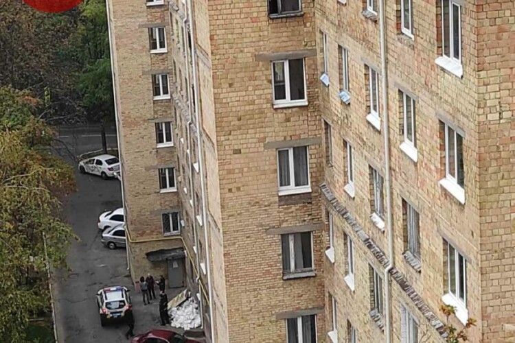 Викладач університету залишив записку й викинувся з вікна (Фото)
