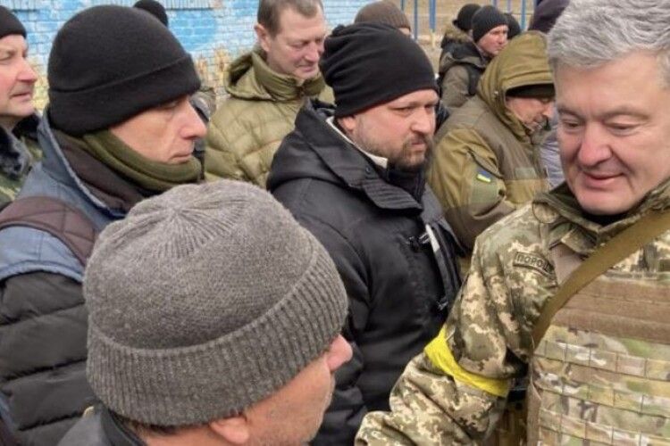 Порошенко передав зброю та спорядження батальйону тероборони «Скіф» у Василькові
