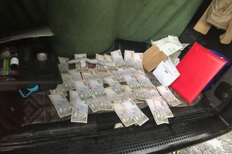 Злапали капітана та старлея поліції – 50 тисяч хабара були з ними (фото)