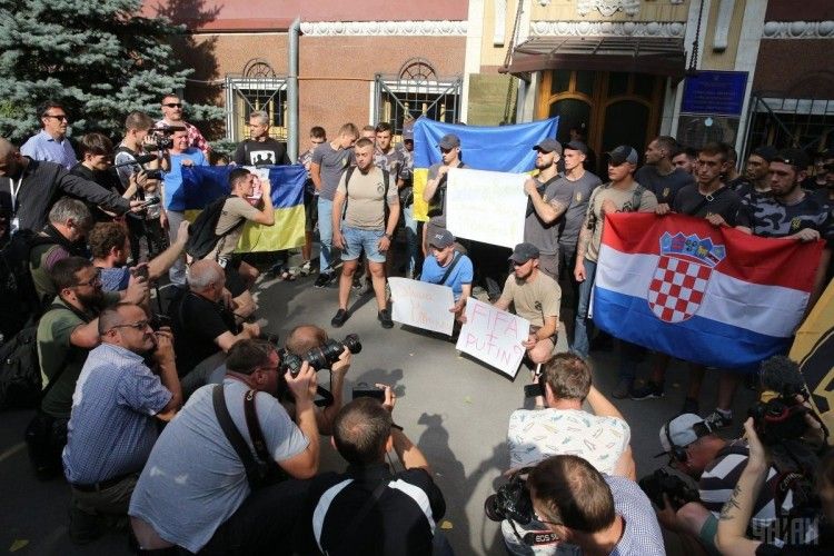 Під посольством Хорватії в Києві пройшла акція на підтримку Домагоя Віди та Огнена Вукоєвича