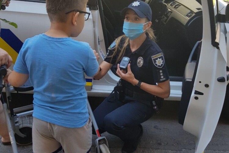 У Рівному до шестирічного хлопчика приїхала поліціянтка із кайданками (Фото)