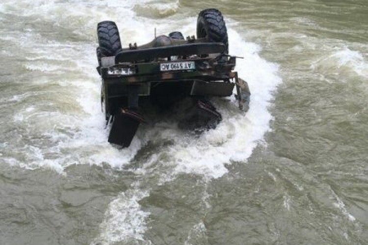 Вантажівка з людьми впала в річку