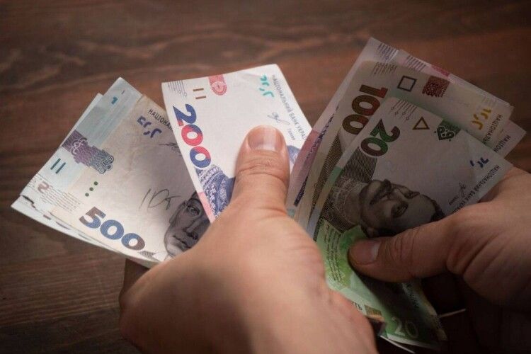 Міжнародний фонд виплатить українцям по 6 660 гривень: хто та як може отримати гроші