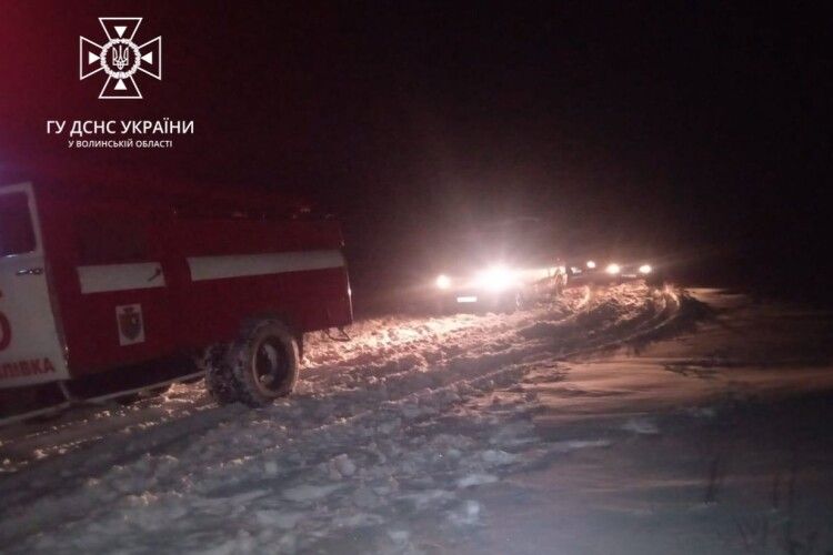 На Волині у снігу застрягли два мікроавтобуси з пасажирами (Фото)