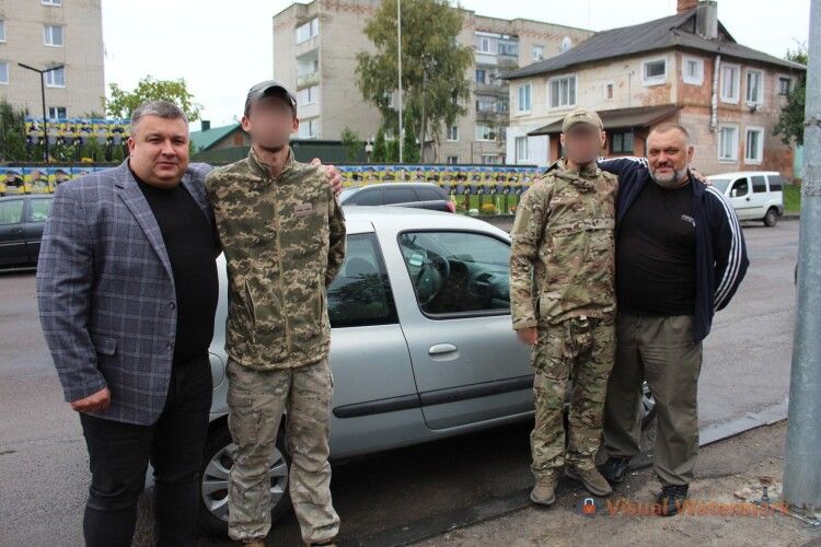 Працівники Рожищенської міськради зібрали кошти на авто для воїна-земляка