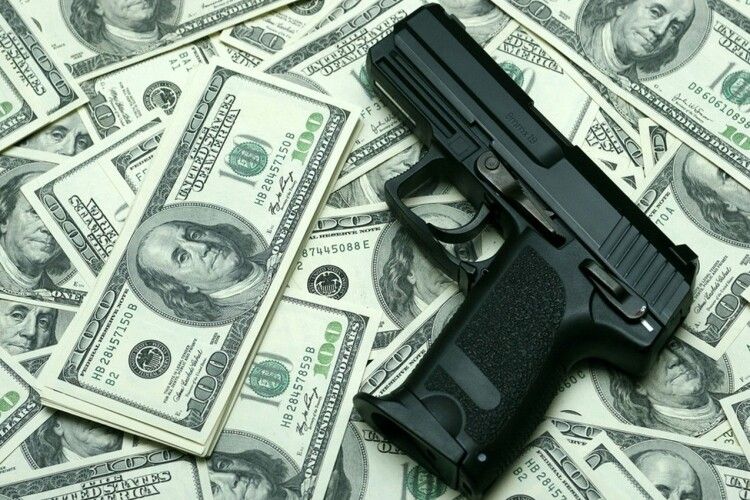 Рівняни знайшли у вбиральні сумку з грошима й пістолетом