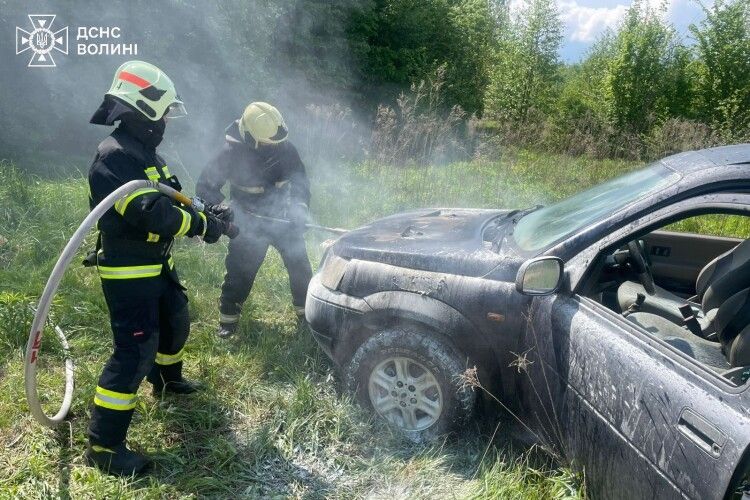 На Волині горів легковий автомобіль та суха трава
