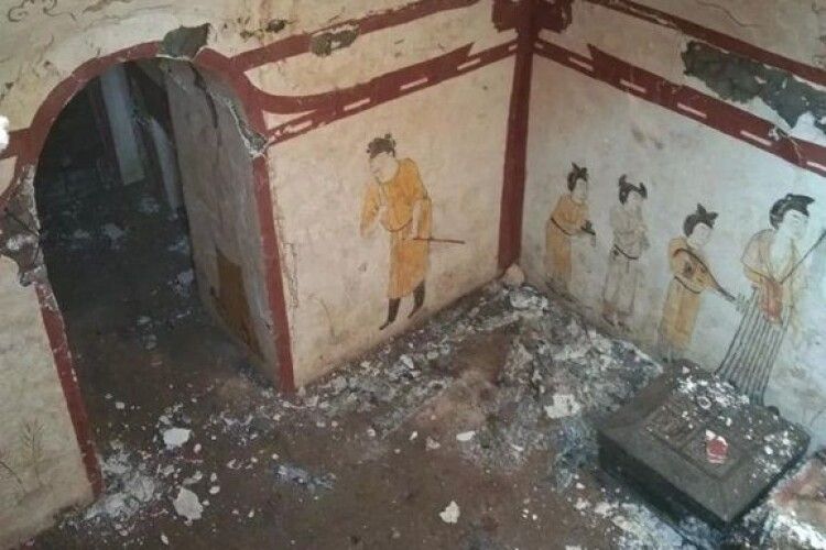 У Китаї на дитячому майданчику розкопали стародавню гробницю