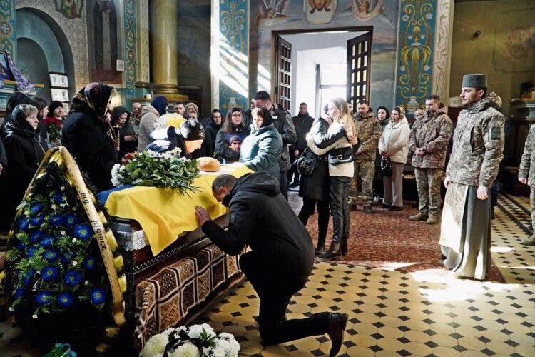 Володимирська громада віддала останню шану полеглому захиснику Олександру Дроботу