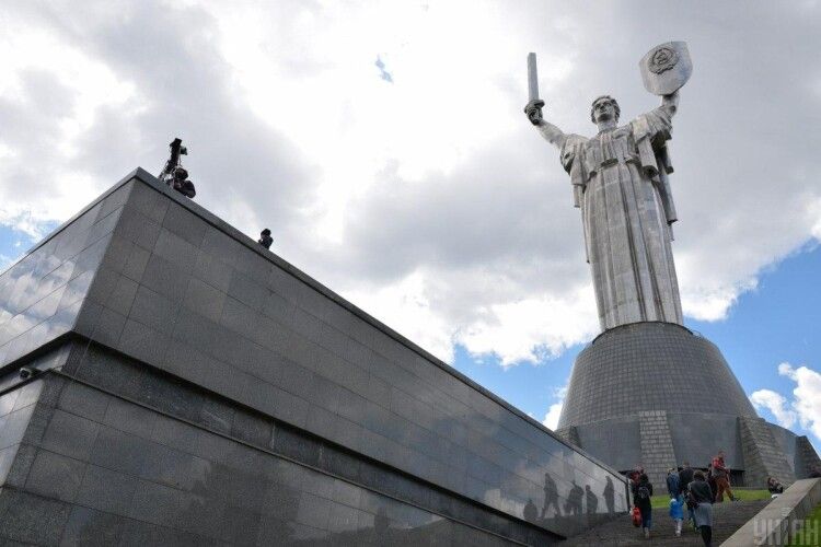 Монумент «Батьківщина-мати» у Києві пропонують перетворити на статую Архістратига Михаїла