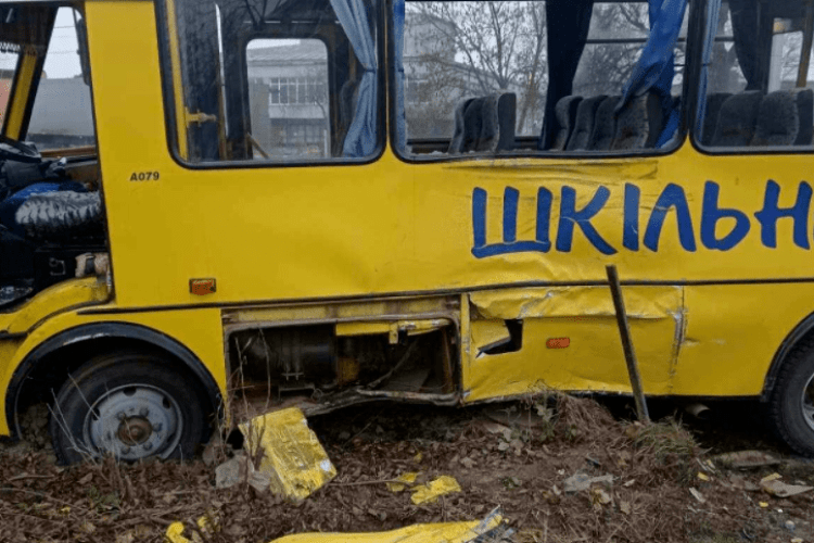 На Львівщині шкільний автобус зіткнувся з фурою: постраждали діти (Фото)