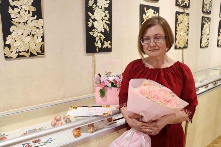 Мистецтво проти хвороби: мешканка Волині створює шедеври із соломи