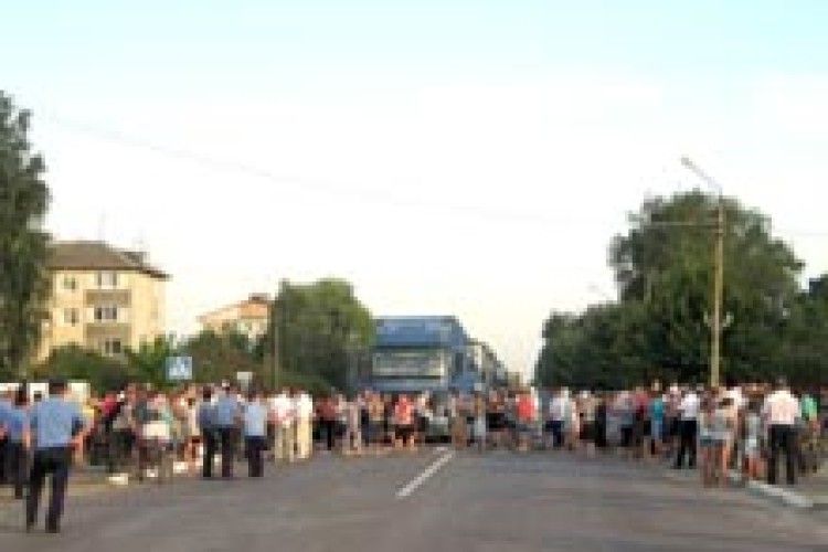 ЖІНКИ НЕ ПУСКАЮТЬ ЧОЛОВІКІВ НА ВІЙНУ