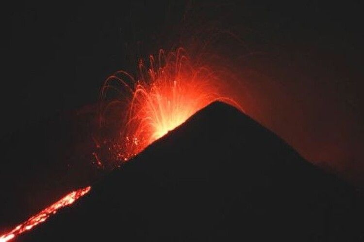 Почалося виверження найвищого діючого вулкану Європи 