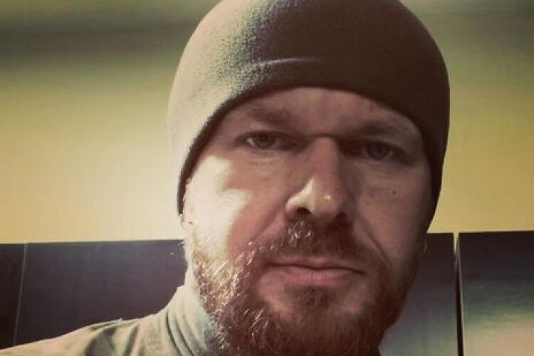 «Лягаю спати на сніг. Холодно. Змерз. Не відчуваю пальців ніг». Співак з Луцька написав новий вірш