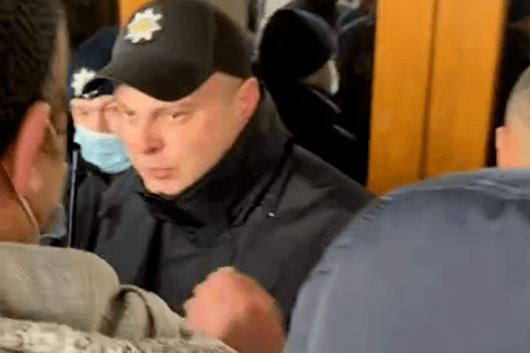 Депутат Нововолинської ради показав, як правоохоронці не пустили місцевих мешканців на сесію (Відео)