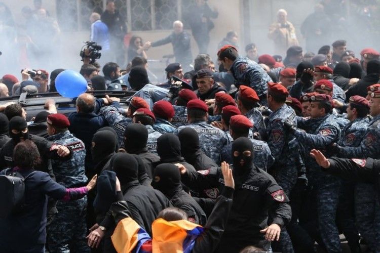 У Вірменії під час сутички демонстрантів з поліцією затримано опозиційного лідера
