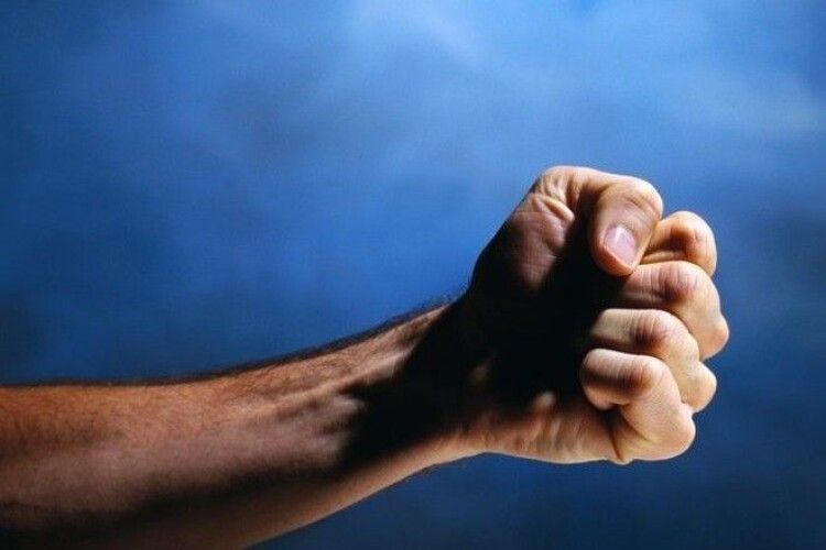 Зламав ногу та ребра: на Хмельниччині судитимуть правоохоронця за жорстоку перевірку документів