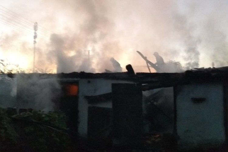 Рятувальники Рівненщини запобігли вибуху газового балона під час пожежі