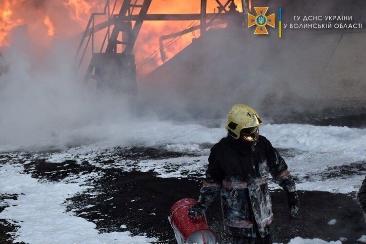 Рятувальники у Луцьку досі ліквідовують наслідки пожежі на нафтобазі (Фото)