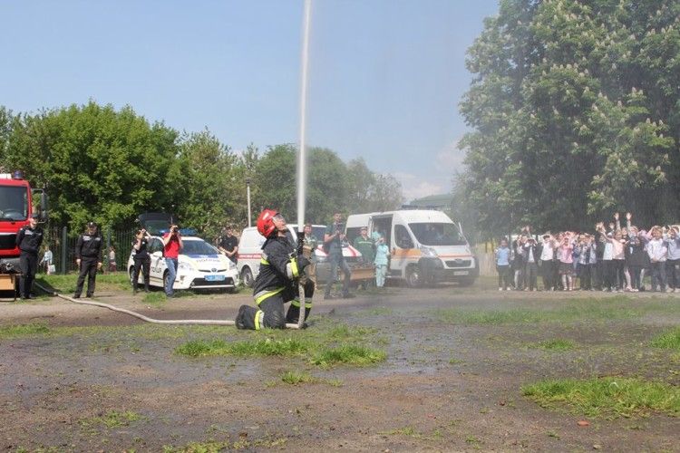 Рівненським школярам організували штучний дощ (фото)