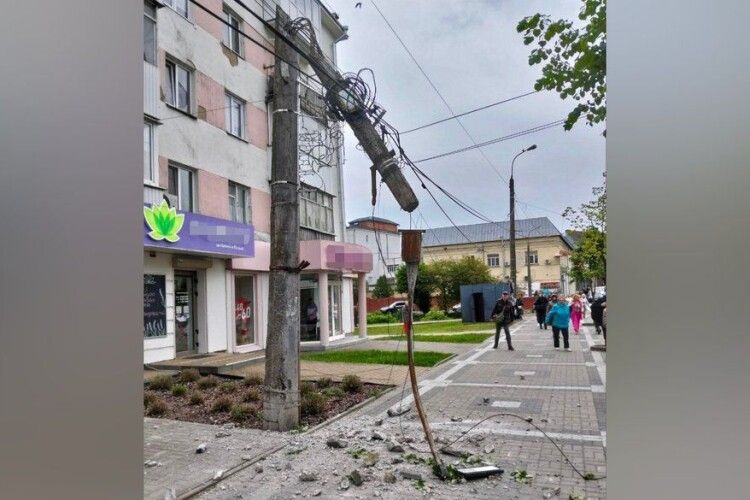 У Луцьку на Винниченка впала електроопора