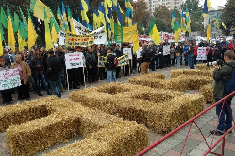"Продаж землі – шлях до нового голодомору", – аграрії протестують під Радою 