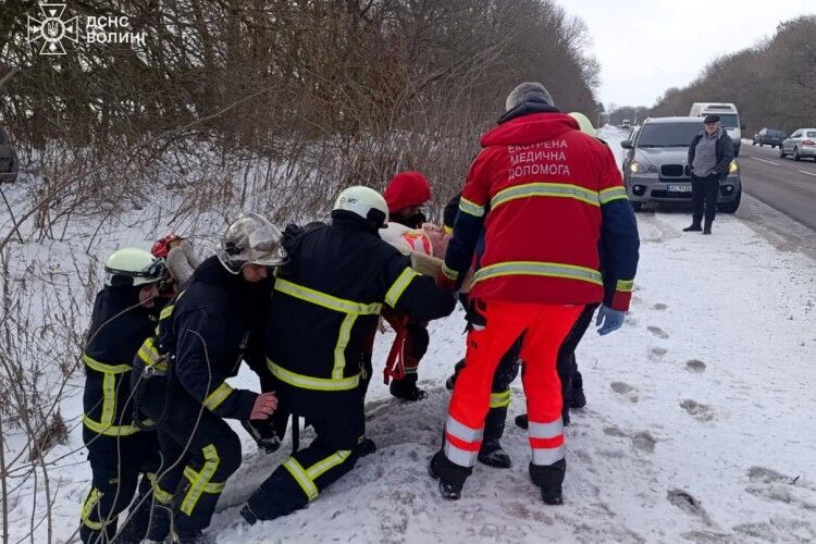 У Луцькому районі рятували жінку з понівеченого авто