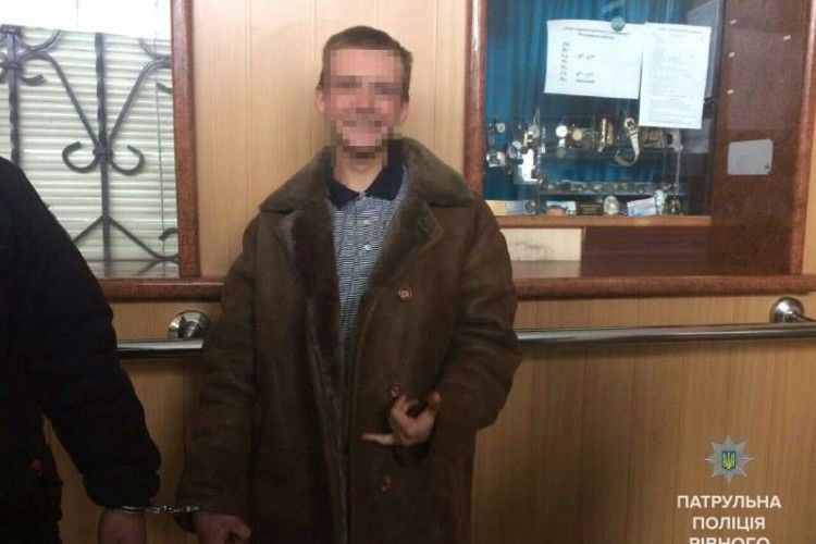 Злодій вбрався у поцуплену дублянку і почав чіплятися до перехожих