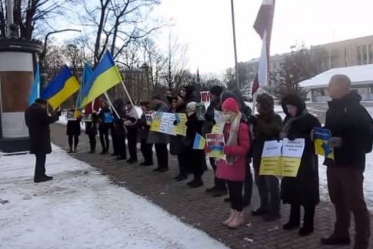 У Ризі пікетували російське посольство на підтримку України