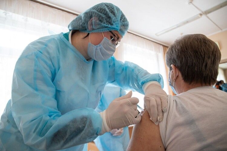 Коронавірус Волинь: на Водохрище захворіло майже 300 осіб, а вакцинувалося понад 1300
