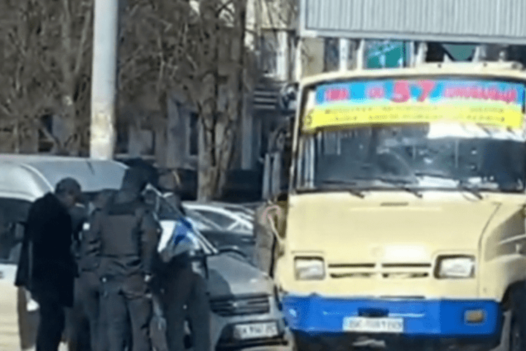 У Рівному маршрутка потрапила в аварію