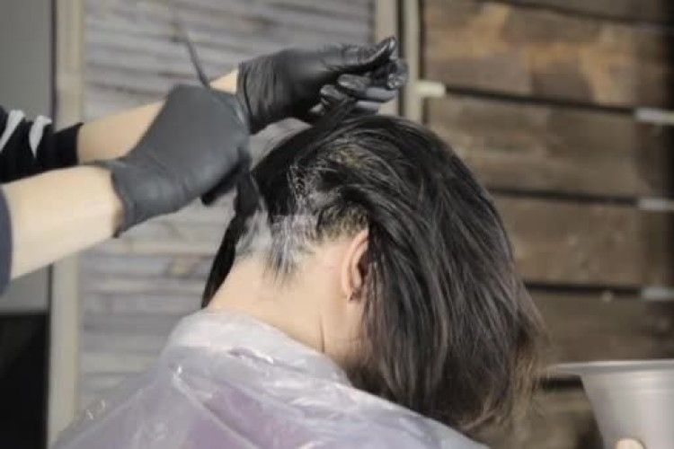 У Шотландії клієнка хоче відсудити в перукаря суму з шістьома нулями