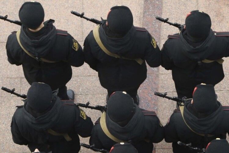 У Донецьку окупанти ставлять на військовий облік хлопців 2006 року народження