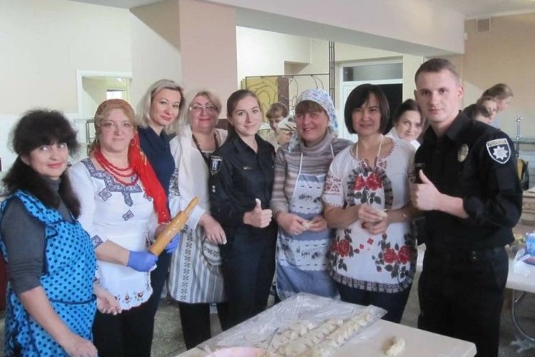 Рівненські патрульні взялися ліпити вареники