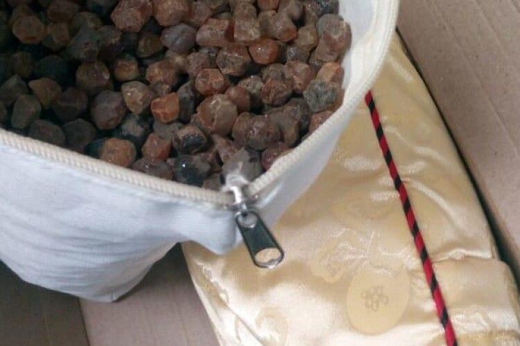 Замість подушок везли чотири валізи бурштину (Фото)