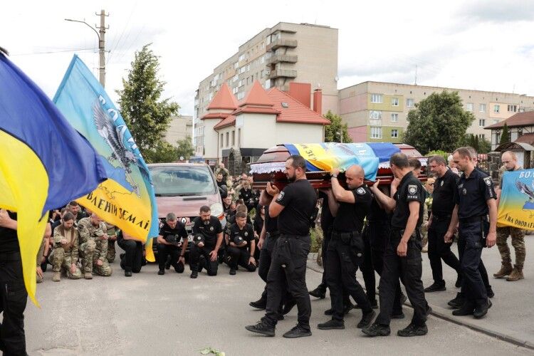 У Нововолинську попрощались із загиблим на війні поліцейським Сергієм Тлумачем