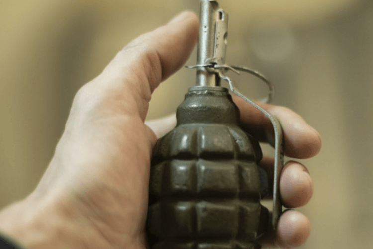 Волинянин побив односельчанку гранатою та грозився підірвати поліцейських