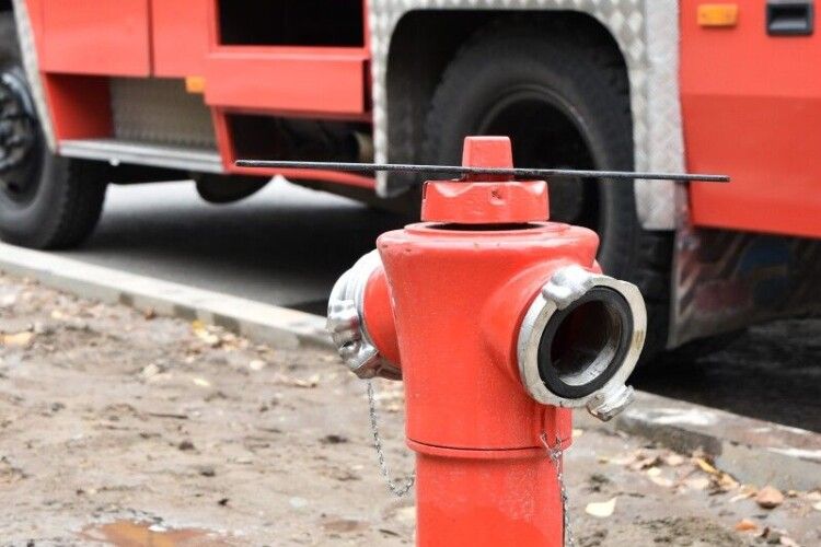 Як в Європі: у Луцьку на проспекті Волі встановили пожежні гідранти нового зразка 