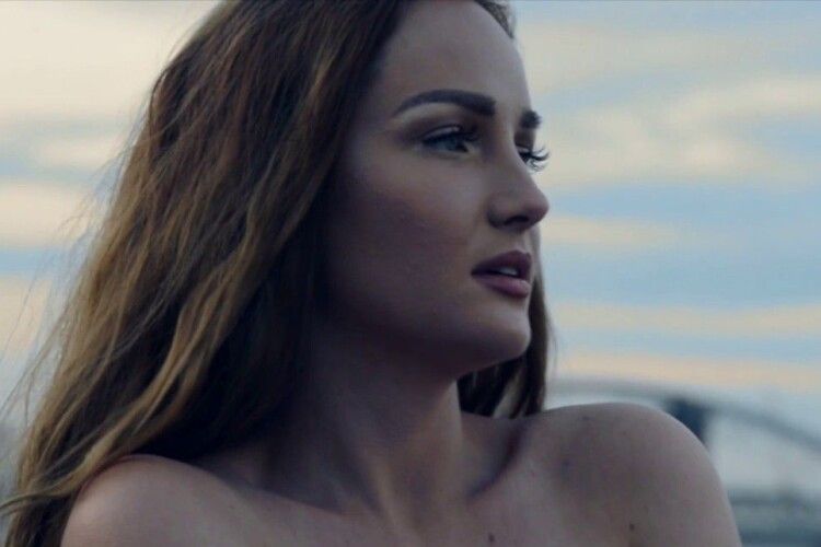 Колишня «Міс Україна» показала знімки з автоматом у руках та закликала допомогти Україні (Фото)