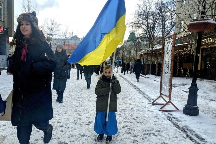 Як у Луцьку розгортали 200-метровий прапор України (Відео)