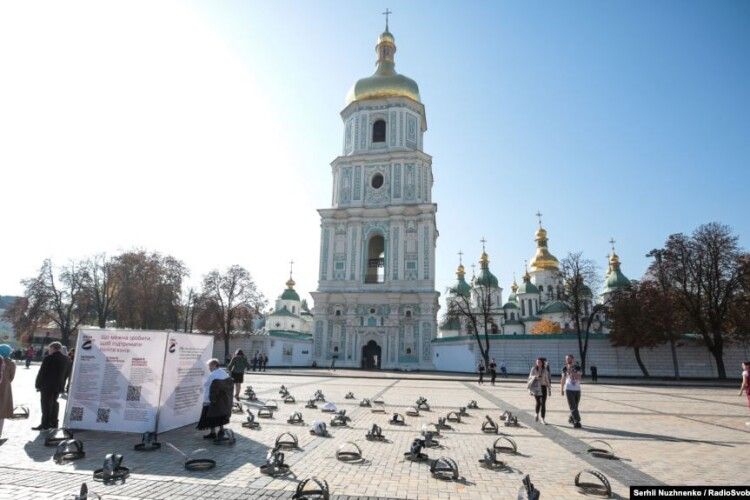 87 капканів на Софійській площі у Києві – акція «В’язні Кремля»