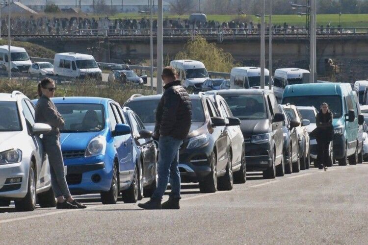 На кордоні Волині з Польщею утворилися черги з автомобілів та автобусів