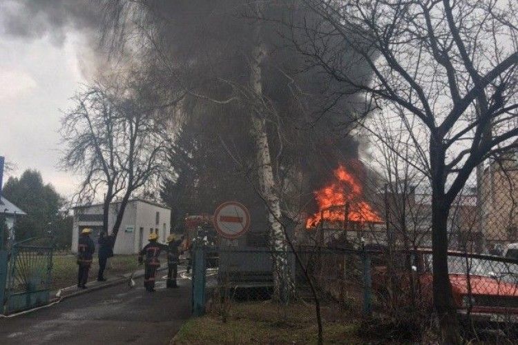 У Луцьку горіла автостоянка