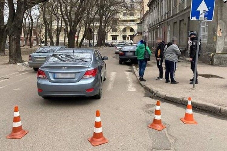 В Одесі водій збив трьох людей на переході і втік