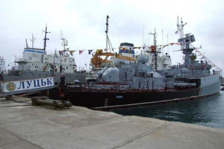 У Севастополі окупанти ріжуть на метал захоплений корабель «Луцьк»