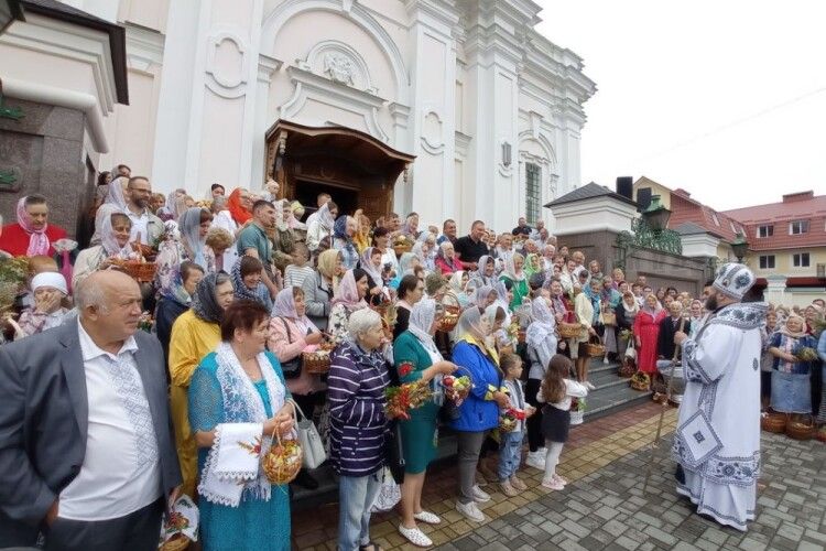 Сьогодні в Луцьку монахи ярмаркували для ЗСУ