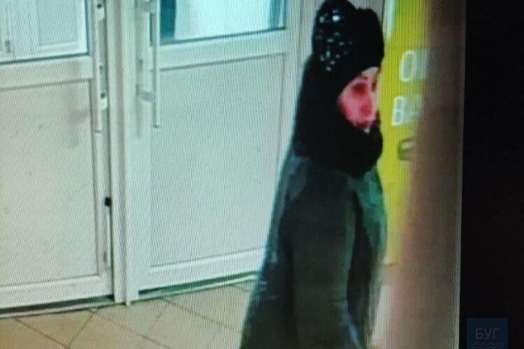 Поліція Нововолинська розшукує шахрайку, яка підмінила жінці $100 на сувенірні: фото з камер відеоспостереження