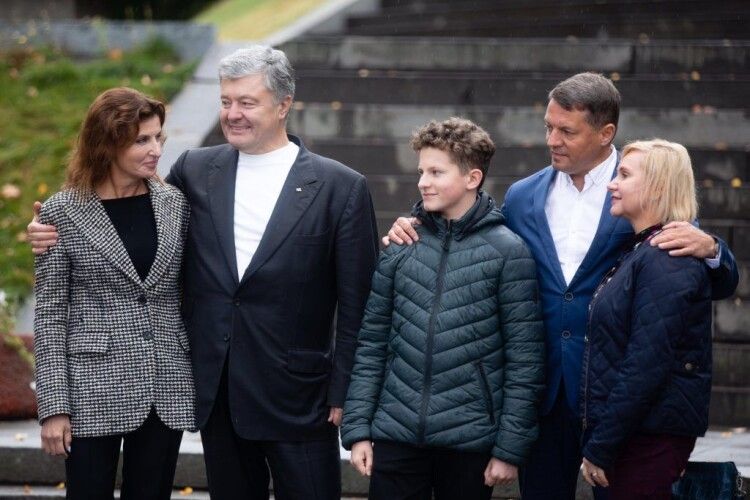 Порошенко на Тарасовій горі закликав підтримати на виборах відомого журналіста, політв’язня Кремля Романа Сущенка