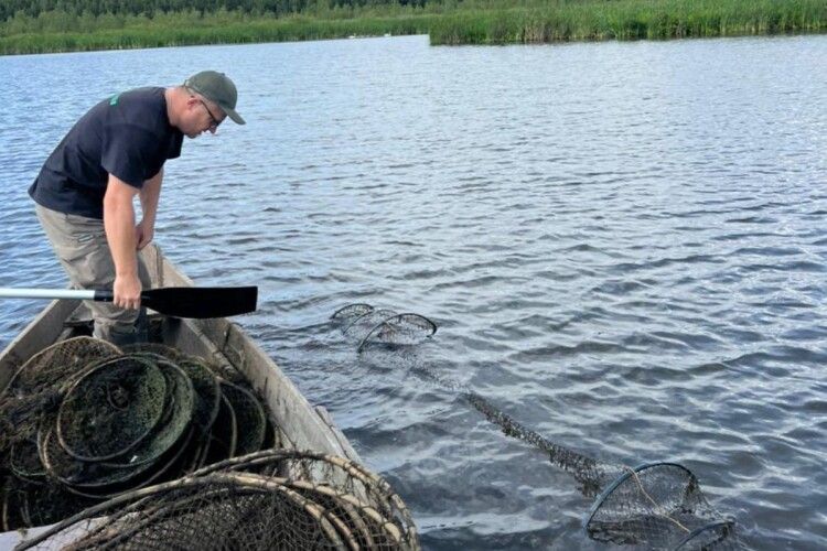 З озер на Волині екоінспектори витягли 35 браконьєрських знарядь лову